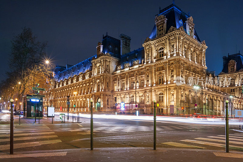 Hotel de Ville市政厅在法国巴黎市中心的晚上